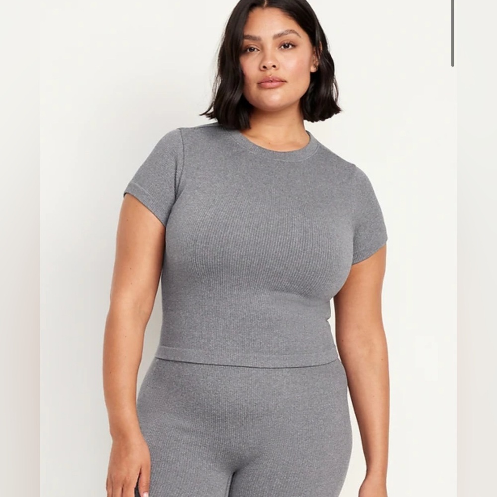 Old Navy Gray Exhale Seamless FittedRibbed Short Sleeve Top